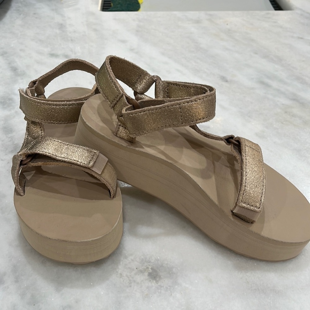 Nwt.    Tevas